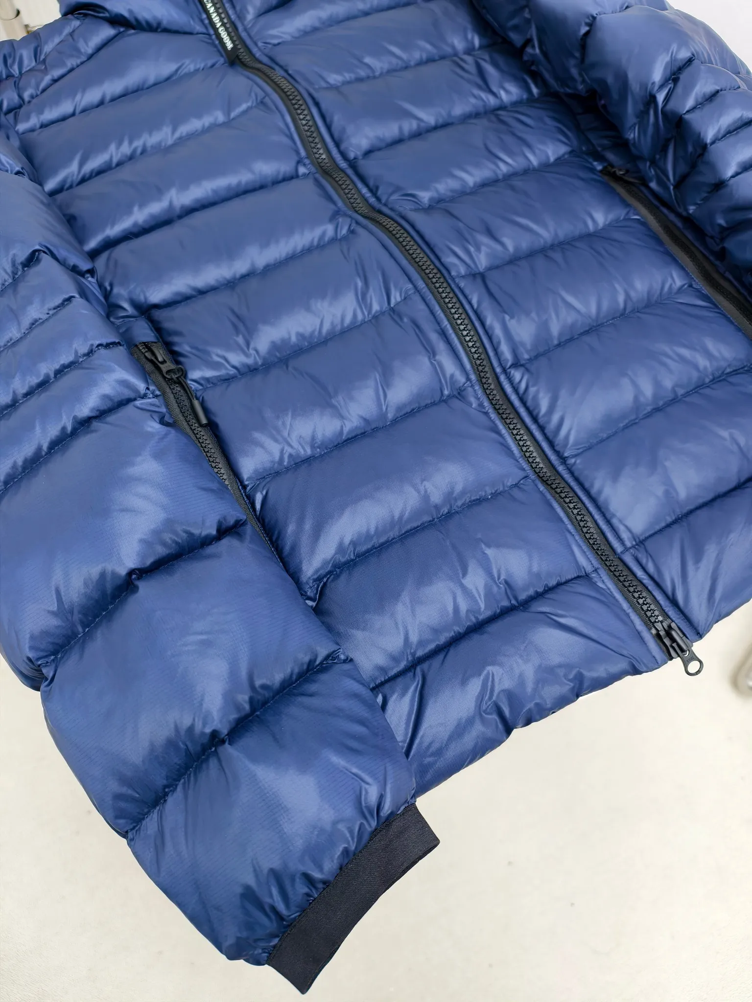 P880 2228M model (high version) Canada goose Crofton down jacket, this is a down jacket suitable for late autumn and early winter: on cold and rainy mornings, it can be used as a layer of warmth inside the rainproof jacket, and can be worn alone in the late autumn and early winter with a little bit of coolness. Filled with white duck down. The Crofton Jacket is a versatile, lightweight and versatile piece that even packs itself in for easy transport. The inner layer has removable elastic straps, making the jacket easy to carry on the shoulder and hands-free. 2 zippered hand pockets with fleece fabric on the knuckle side for softness and warmth. Color: black with black label, black with red label, ocean blue, superoxide blue, silver birch red label, silver birch black label Size: XS-2XL
